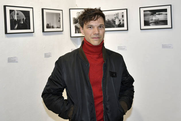 Sebastian Urzendowsky bei der Vernissage der 4. Pop-up-Ausstellung der M.A.R.X.-Bande in der Galerie GlogauAIR. Berlin, 09.10.2026