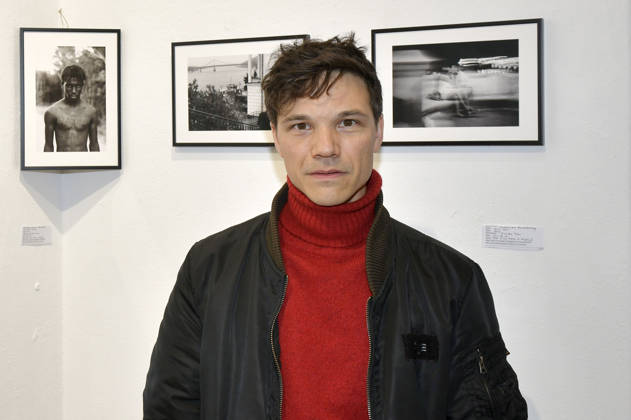 Sebastian Urzendowsky bei der Vernissage der 4. Pop-up-Ausstellung der M.A.R.X.-Bande in der Galerie GlogauAIR. Berlin, 09.10.2026