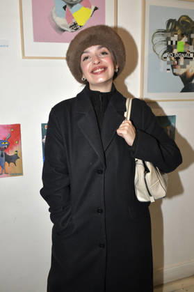 Nellie Thalbach bei der Vernissage der 4. Pop-up-Ausstellung der M.A.R.X.-Bande in der Galerie GlogauAIR. Berlin, 09.10.2026