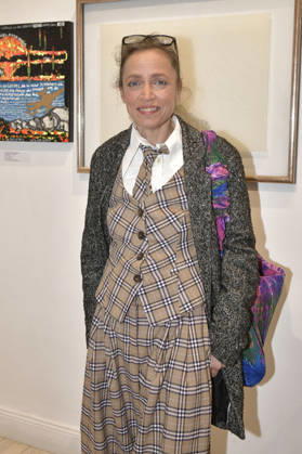 Anna Thalbach bei der Vernissage der 4. Pop-up-Ausstellung der M.A.R.X.-Bande in der Galerie GlogauAIR. Berlin, 09.10.2026