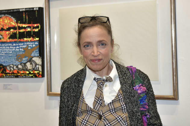 Anna Thalbach bei der Vernissage der 4. Pop-up-Ausstellung der M.A.R.X.-Bande in der Galerie GlogauAIR. Berlin, 09.10.2026