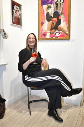 Miss Glueniverse bei der Vernissage der 4. Pop-up-Ausstellung der M.A.R.X.-Bande in der Galerie GlogauAIR. Berlin, 09.10.2026