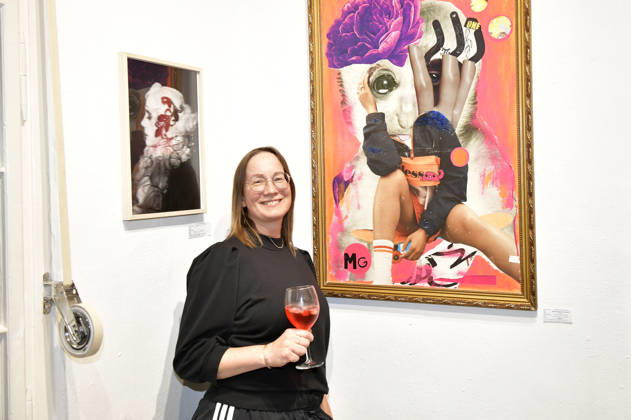 Miss Glueniverse bei der Vernissage der 4. Pop-up-Ausstellung der M.A.R.X.-Bande in der Galerie GlogauAIR. Berlin, 09.10.2026
