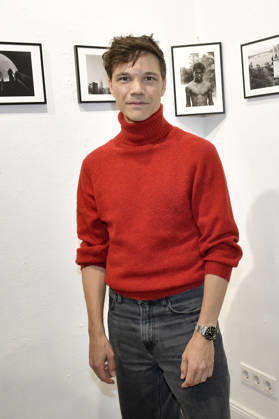 Sebastian Urzendowsky bei der Vernissage der 4. Pop-up-Ausstellung der M.A.R.X.-Bande in der Galerie GlogauAIR. Berlin, 09.10.2026