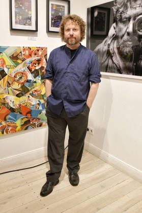 Philipp Caspari bei der Vernissage der 4. Pop-up-Ausstellung der M.A.R.X.-Bande in der Galerie GlogauAIR. Berlin, 09.10.2026