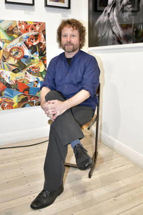 Philipp Caspari bei der Vernissage der 4. Pop-up-Ausstellung der M.A.R.X.-Bande in der Galerie GlogauAIR. Berlin, 09.10.2026