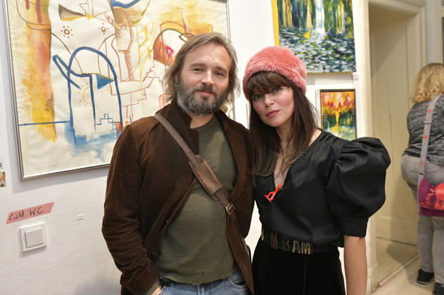 Lore Richter mit Gast bei der Vernissage der 4. Pop-up-Ausstellung der M.A.R.X.-Bande in der Galerie GlogauAIR. Berlin, 09.10.2026