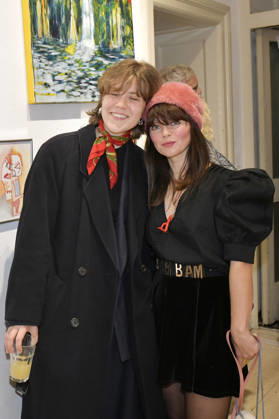 Marietta Krampitz und Lore Richter bei der Vernissage der 4. Pop-up-Ausstellung der M.A.R.X.-Bande in der Galerie GlogauAIR. Berlin, 09.10.2026