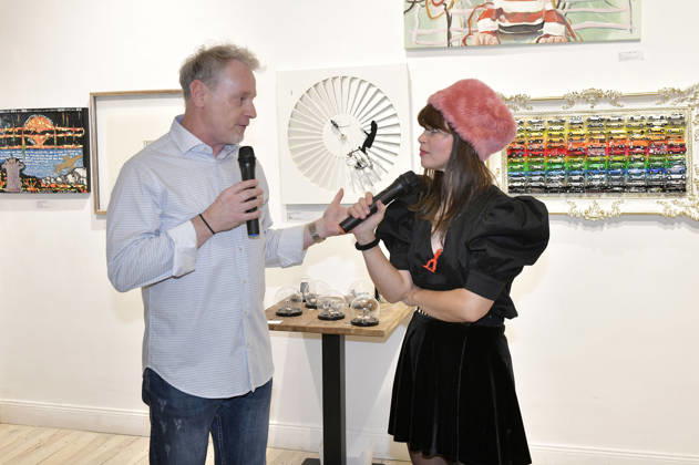 Stefan Pinnow und Lore Richter bei der Vernissage der 4. Pop-up-Ausstellung der M.A.R.X.-Bande in der Galerie GlogauAIR. Berlin, 09.10.2026