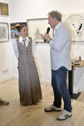 Anna Thalbach und Stefan Pinnow bei der Vernissage der 4. Pop-up-Ausstellung der M.A.R.X.-Bande in der Galerie GlogauAIR. Berlin, 09.10.2026