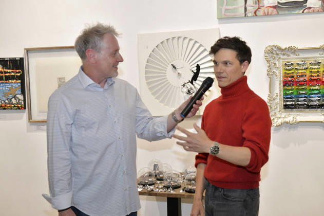 Stefan Pinnow und Sebastian Urzendowsky bei der Vernissage der 4. Pop-up-Ausstellung der M.A.R.X.-Bande in der Galerie GlogauAIR. Berlin, 09.10.2026