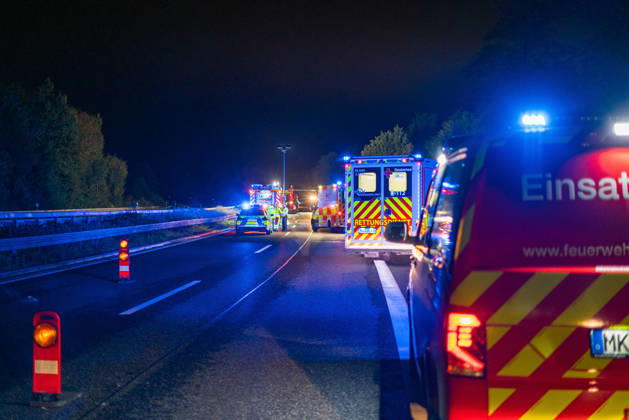 Lkw kommt von Fahrbahn ab Kradfahrer auf Seitenstreifen schwer verletzt Vollsperrung nach Unfall Am 09.10.2026 kam es gegen 20:45 Uhr auf der Autobahn 66 in Fahrtrichtung Frankfurt am Main zwischen den Anschlussstellen Wächtersbach und Gelnhausen-Ost bei Gelnhausen zu einem Verkehrsunfall. Nach bisherigen Erkenntnissen der Polizei kam ein Lastkraftwagen nach rechts von der Fahrbahn ab und stieß mit einem Kradfahrer zusammen, der auf dem Seitenstreifen neben seinem Zweirad gestanden haben soll. Eine Rettungswagenbesatzung versorgte den Schwerverletzten erst, ein Rettungshubschrauber wurde alarmiert. Während der Unfallaufnahme wurde die Autobahn voll gesperrt, ein Gutachter wurde hinzugezogen. Die Ermittlungen zum genauen Hergang d