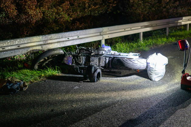 Lkw kommt von Fahrbahn ab Kradfahrer auf Seitenstreifen schwer verletzt Vollsperrung nach Unfall Am 09.10.2026 kam es gegen 20:45 Uhr auf der Autobahn 66 in Fahrtrichtung Frankfurt am Main zwischen den Anschlussstellen Wächtersbach und Gelnhausen-Ost bei Gelnhausen zu einem Verkehrsunfall. Nach bisherigen Erkenntnissen der Polizei kam ein Lastkraftwagen nach rechts von der Fahrbahn ab und stieß mit einem Kradfahrer zusammen, der auf dem Seitenstreifen neben seinem Zweirad gestanden haben soll. Eine Rettungswagenbesatzung versorgte den Schwerverletzten erst, ein Rettungshubschrauber wurde alarmiert. Während der Unfallaufnahme wurde die Autobahn voll gesperrt, ein Gutachter wurde hinzugezogen. Die Ermittlungen zum genauen Hergang d