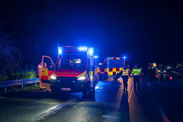 Lkw kommt von Fahrbahn ab Kradfahrer auf Seitenstreifen schwer verletzt Vollsperrung nach Unfall Am 09.10.2026 kam es gegen 20:45 Uhr auf der Autobahn 66 in Fahrtrichtung Frankfurt am Main zwischen den Anschlussstellen Wächtersbach und Gelnhausen-Ost bei Gelnhausen zu einem Verkehrsunfall. Nach bisherigen Erkenntnissen der Polizei kam ein Lastkraftwagen nach rechts von der Fahrbahn ab und stieß mit einem Kradfahrer zusammen, der auf dem Seitenstreifen neben seinem Zweirad gestanden haben soll. Eine Rettungswagenbesatzung versorgte den Schwerverletzten erst, ein Rettungshubschrauber wurde alarmiert. Während der Unfallaufnahme wurde die Autobahn voll gesperrt, ein Gutachter wurde hinzugezogen. Die Ermittlungen zum genauen Hergang d