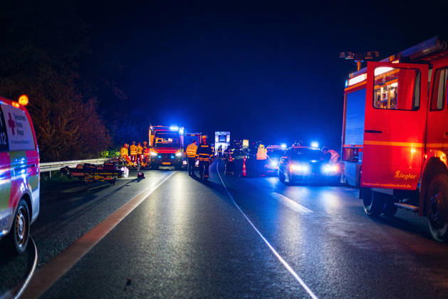 Lkw kommt von Fahrbahn ab Kradfahrer auf Seitenstreifen schwer verletzt Vollsperrung nach Unfall Am 09.10.2026 kam es gegen 20:45 Uhr auf der Autobahn 66 in Fahrtrichtung Frankfurt am Main zwischen den Anschlussstellen Wächtersbach und Gelnhausen-Ost bei Gelnhausen zu einem Verkehrsunfall. Nach bisherigen Erkenntnissen der Polizei kam ein Lastkraftwagen nach rechts von der Fahrbahn ab und stieß mit einem Kradfahrer zusammen, der auf dem Seitenstreifen neben seinem Zweirad gestanden haben soll. Eine Rettungswagenbesatzung versorgte den Schwerverletzten erst, ein Rettungshubschrauber wurde alarmiert. Während der Unfallaufnahme wurde die Autobahn voll gesperrt, ein Gutachter wurde hinzugezogen. Die Ermittlungen zum genauen Hergang d