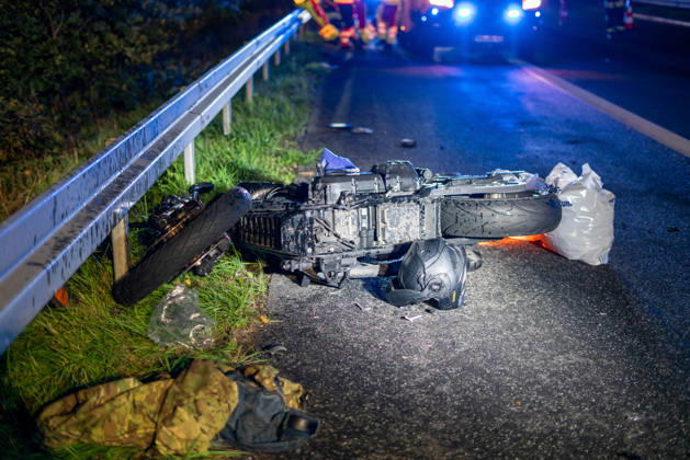Lkw kommt von Fahrbahn ab Kradfahrer auf Seitenstreifen schwer verletzt Vollsperrung nach Unfall Am 09.10.2026 kam es gegen 20:45 Uhr auf der Autobahn 66 in Fahrtrichtung Frankfurt am Main zwischen den Anschlussstellen Wächtersbach und Gelnhausen-Ost bei Gelnhausen zu einem Verkehrsunfall. Nach bisherigen Erkenntnissen der Polizei kam ein Lastkraftwagen nach rechts von der Fahrbahn ab und stieß mit einem Kradfahrer zusammen, der auf dem Seitenstreifen neben seinem Zweirad gestanden haben soll. Eine Rettungswagenbesatzung versorgte den Schwerverletzten erst, ein Rettungshubschrauber wurde alarmiert. Während der Unfallaufnahme wurde die Autobahn voll gesperrt, ein Gutachter wurde hinzugezogen. Die Ermittlungen zum genauen Hergang d