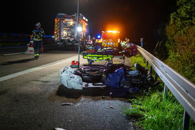 Lkw kommt von Fahrbahn ab Kradfahrer auf Seitenstreifen schwer verletzt Vollsperrung nach Unfall Am 09.10.2026 kam es gegen 20:45 Uhr auf der Autobahn 66 in Fahrtrichtung Frankfurt am Main zwischen den Anschlussstellen Wächtersbach und Gelnhausen-Ost bei Gelnhausen zu einem Verkehrsunfall. Nach bisherigen Erkenntnissen der Polizei kam ein Lastkraftwagen nach rechts von der Fahrbahn ab und stieß mit einem Kradfahrer zusammen, der auf dem Seitenstreifen neben seinem Zweirad gestanden haben soll. Eine Rettungswagenbesatzung versorgte den Schwerverletzten erst, ein Rettungshubschrauber wurde alarmiert. Während der Unfallaufnahme wurde die Autobahn voll gesperrt, ein Gutachter wurde hinzugezogen. Die Ermittlungen zum genauen Hergang d