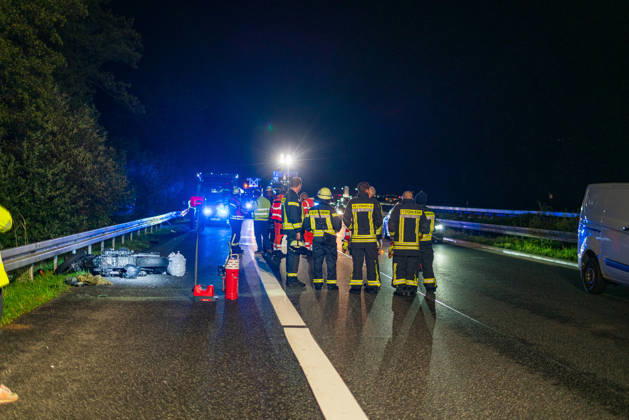 Lkw kommt von Fahrbahn ab Kradfahrer auf Seitenstreifen schwer verletzt Vollsperrung nach Unfall Am 09.10.2026 kam es gegen 20:45 Uhr auf der Autobahn 66 in Fahrtrichtung Frankfurt am Main zwischen den Anschlussstellen Wächtersbach und Gelnhausen-Ost bei Gelnhausen zu einem Verkehrsunfall. Nach bisherigen Erkenntnissen der Polizei kam ein Lastkraftwagen nach rechts von der Fahrbahn ab und stieß mit einem Kradfahrer zusammen, der auf dem Seitenstreifen neben seinem Zweirad gestanden haben soll. Eine Rettungswagenbesatzung versorgte den Schwerverletzten erst, ein Rettungshubschrauber wurde alarmiert. Während der Unfallaufnahme wurde die Autobahn voll gesperrt, ein Gutachter wurde hinzugezogen. Die Ermittlungen zum genauen Hergang d