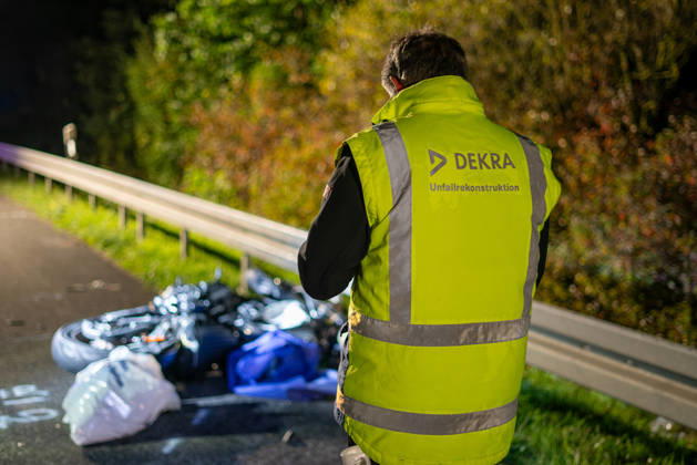 Lkw kommt von Fahrbahn ab Kradfahrer auf Seitenstreifen schwer verletzt Vollsperrung nach Unfall Am 09.10.2026 kam es gegen 20:45 Uhr auf der Autobahn 66 in Fahrtrichtung Frankfurt am Main zwischen den Anschlussstellen Wächtersbach und Gelnhausen-Ost bei Gelnhausen zu einem Verkehrsunfall. Nach bisherigen Erkenntnissen der Polizei kam ein Lastkraftwagen nach rechts von der Fahrbahn ab und stieß mit einem Kradfahrer zusammen, der auf dem Seitenstreifen neben seinem Zweirad gestanden haben soll. Eine Rettungswagenbesatzung versorgte den Schwerverletzten erst, ein Rettungshubschrauber wurde alarmiert. Während der Unfallaufnahme wurde die Autobahn voll gesperrt, ein Gutachter wurde hinzugezogen. Die Ermittlungen zum genauen Hergang d