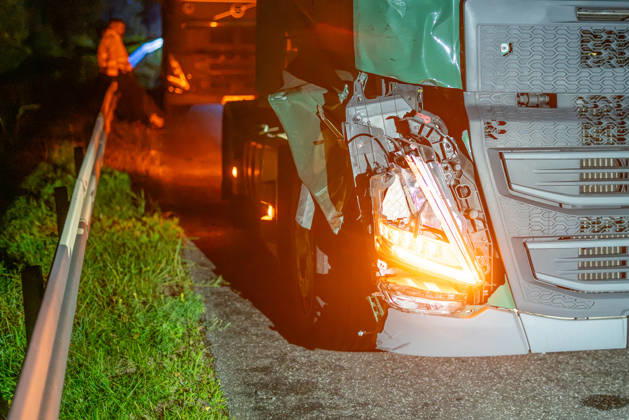 Lkw kommt von Fahrbahn ab Kradfahrer auf Seitenstreifen schwer verletzt Vollsperrung nach Unfall Am 09.10.2026 kam es gegen 20:45 Uhr auf der Autobahn 66 in Fahrtrichtung Frankfurt am Main zwischen den Anschlussstellen Wächtersbach und Gelnhausen-Ost bei Gelnhausen zu einem Verkehrsunfall. Nach bisherigen Erkenntnissen der Polizei kam ein Lastkraftwagen nach rechts von der Fahrbahn ab und stieß mit einem Kradfahrer zusammen, der auf dem Seitenstreifen neben seinem Zweirad gestanden haben soll. Eine Rettungswagenbesatzung versorgte den Schwerverletzten erst, ein Rettungshubschrauber wurde alarmiert. Während der Unfallaufnahme wurde die Autobahn voll gesperrt, ein Gutachter wurde hinzugezogen. Die Ermittlungen zum genauen Hergang d