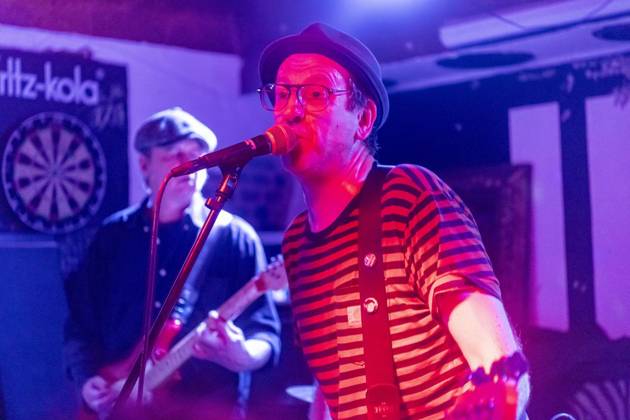 Der Duisburger Musiker Jimbob (u.a. Gründungsmitglied von Eisenpimmel) feiert bei einem Konzert im Indie eine Release-Party mit seiner Band 24 7 Fucked Ups. 09.10.2026 in Duisburg ** NUR FÜR REDAKTIONELLE ZWECKE ** EDITORIAL USE ONLY **<p>Der Duisburger Musiker Jimbob (u.a. Gründungsmitglied von Eisenpimmel) feiert bei einem Konzert im Indie eine Release-Party mit seiner Band 24 7 Fucked Ups09.10.2026 in Duisburg Deutschland NRW Duisburg Copyright: DanielxAttia