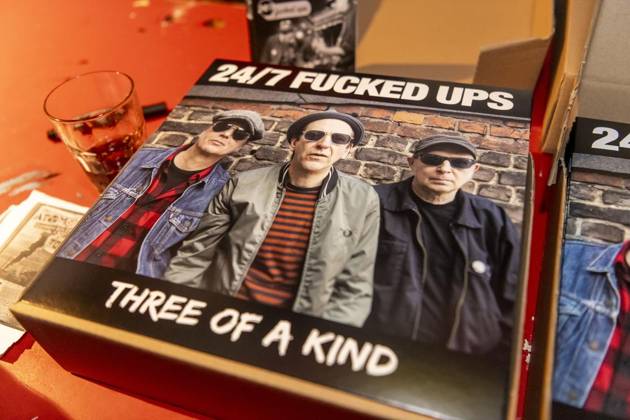Der Duisburger Musiker Jimbob (u.a. Gründungsmitglied von Eisenpimmel) feiert bei einem Konzert im Indie eine Release-Party mit seiner Band 24 7 Fucked Ups. 09.10.2026 in Duisburg ** NUR FÜR REDAKTIONELLE ZWECKE ** EDITORIAL USE ONLY **<p>Der Duisburger Musiker Jimbob (u.a. Gründungsmitglied von Eisenpimmel) feiert bei einem Konzert im Indie eine Release-Party mit seiner Band 24 7 Fucked Ups09.10.2026 in Duisburg Deutschland NRW Duisburg Copyright: DanielxAttia