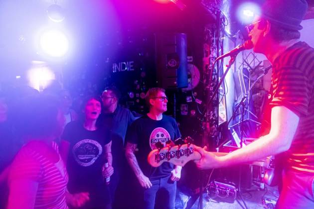 Der Duisburger Musiker Jimbob (u.a. Gründungsmitglied von Eisenpimmel) feiert bei einem Konzert im Indie eine Release-Party mit seiner Band 24 7 Fucked Ups. 09.10.2026 in Duisburg ** NUR FÜR REDAKTIONELLE ZWECKE ** EDITORIAL USE ONLY **<p>Der Duisburger Musiker Jimbob (u.a. Gründungsmitglied von Eisenpimmel) feiert bei einem Konzert im Indie eine Release-Party mit seiner Band 24 7 Fucked Ups09.10.2026 in Duisburg Deutschland NRW Duisburg Copyright: DanielxAttia