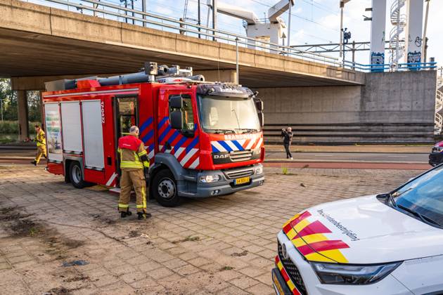 ROTTERDAM - Firefighters at a railway bridge in Delfshaven. Due to arson, no trains are running between Rotterdam Centraal and Delft Campus stations. MEDIATV ANP netherlands out - belgium out  Copyright: xx x571999908x originalFilename: 571999908.jpg