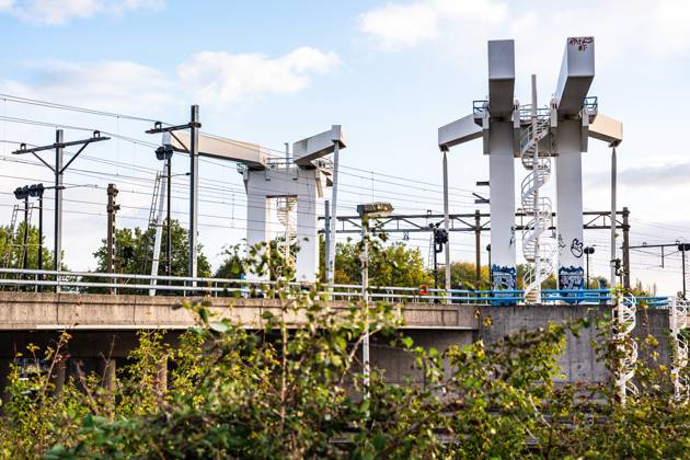 ROTTERDAM - A railway bridge in Delfshaven. Due to arson, no trains are running between Rotterdam Centraal and Delft Campus stations. MEDIATV ANP netherlands out - belgium out  Copyright: xx x571999906x originalFilename: 571999906.jpg