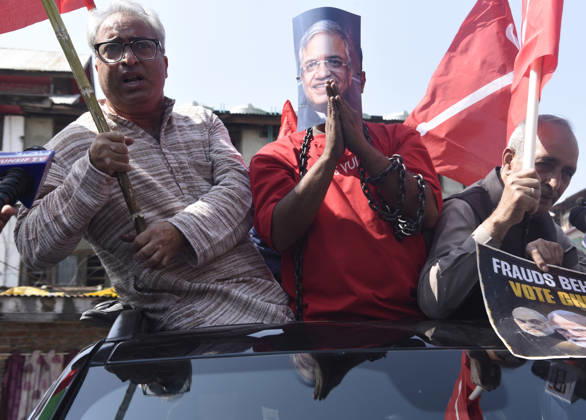 October 10, 2026, Srinagar, Jammu And Kashmir, India: An INDIA bloc supporter wearing a mask depicting Chief Election Commissioner Gyanesh Kumar and holding a chain during a protest demanding the resignation of India s Chief Election Commissioner Gyanesh Kumar over alleged voter roll irregularities linked to the special intensive revision (SIR), in Srinagar on October 10, 2026. Srinagar India  - ZUMAz120 20261010_zip_z120_011 Copyright: xBasitxZargarx
