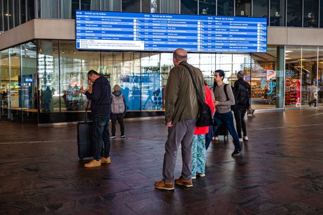 ROTTERDAM - Travelers at Rotterdam Centraal station. Due to arson at a railway bridge in Delfshaven, no trains are running between Rotterdam Centraal and Delft Campus stations. MEDIATV ANP netherlands out - belgium out  Copyright: xx x572001251x originalFilename: 572001251.jpg