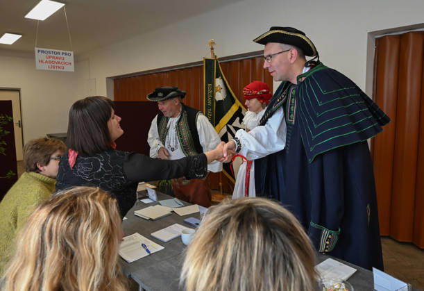 The two-day elections to municipal assemblies continued in the Czech Republic together with the first round of the elections to one-third of the Senate, on October 10, 2026. On the photo voters wearing traditional Hana folk costumes cast their ballots in Kozusany-Tazaly, in the Olomouc Region. (CTKxPhoto LudekxPerina) CTKPhotoP2026101001731  CTKPhotoP2026101001731