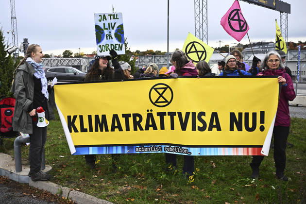 STOCKHOLM, SWEDEN 20261010 Climate activists outside Bromma Airport; some climate activists have gained access and are staging protests at Bromma Airport, including on the runway STOCKHOLM SWEDEN x10090x  Copyright: xClaudioxBresciani TTx KLIMATAKTION BROMMA FLYGPLATS nv5f80_qyqo