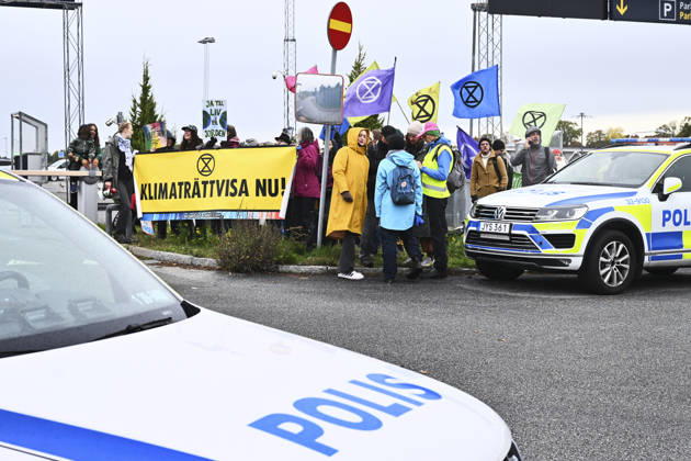 STOCKHOLM, SWEDEN 20261010 Climate activists outside Bromma Airport; some climate activists have gained access and are staging protests at Bromma Airport, including on the runway STOCKHOLM SWEDEN x10090x  Copyright: xClaudioxBresciani TTx KLIMATAKTION BROMMA FLYGPLATS TvrcE1vkQXA