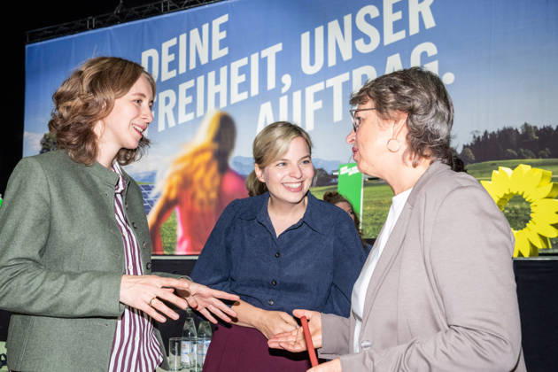 Eva Lettenbauer (links) und Gisela Sengl (rechts) Landesvorsitzende der GRÜNEN, im Gespräch mit Katharina Schulze, Franktionsvorsitzende, zu Beginn ds Landesparteitags der GRÜNEN, Landshut, 10. Oktober 2026 Deutschland, Landshut, 10. Oktober 2026, Landesparteitag der bayerischen GRÜNEN, Eva Lettenbauer (links) und Gisela Sengl (rechts) Landesvorsitzende der GRÜNEN, im Gespräch mit Katharina Schulze, Franktionsvorsitzende im Bayerischen Landtag, zu Beginn des Parteitags am Samstagmorgen um 11 Uhr, Thema des Parteitags: Wie können wir unsere Freiheit sichern?, Sparkassen Arena, Landshut