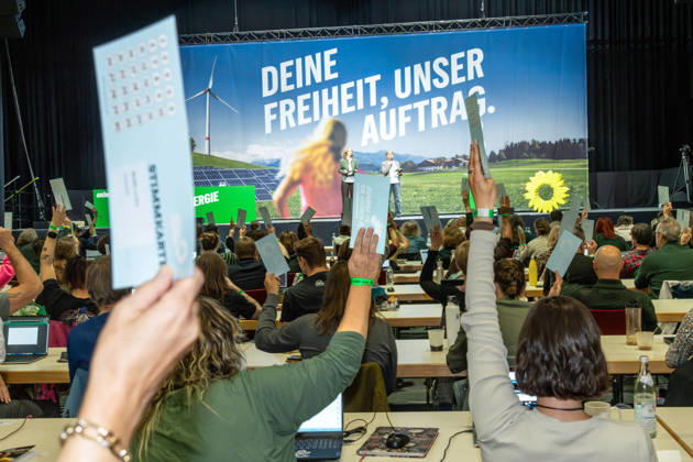Abstimmung der Delegierten, Landesparteitag der GRÜNEN, Landshut, 10. Oktober 2026 Deutschland, Landshut, 10. Oktober 2026, Landesparteitag der bayerischen GRÜNEN, Stimmabgabe zu Formalien, hier Zustimmung zu den Mitgliedern des Parteitagspräsidiums, Abstimmung der Delegierten mit Stimmkarten, Thema des Parteitags: Wie können wir unsere Freiheit sichern?, Sparkassen Arena, Landshut