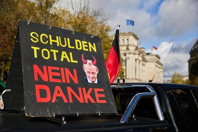 ProjektM1llion, Rücktritt der aktuellen Bundesregierung und Merz ** NUR FÜR REDAKTIONELLE ZWECKE ** EDITORIAL USE ONLY **<p>Einige hundert Menschen demonstrieren vor dem Brandenburger Tor unter dem Motto ProjektM1llion, Rücktritt der aktuellen Bundesregierung und Merz. Deutschland Berlin Berlin Copyright: JörgxCarstensen