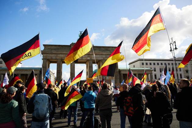 ProjektM1llion, Rücktritt der aktuellen Bundesregierung und Merz ** NUR FÜR REDAKTIONELLE ZWECKE ** EDITORIAL USE ONLY **<p>Einige hundert Menschen demonstrieren vor dem Brandenburger Tor unter dem Motto ProjektM1llion, Rücktritt der aktuellen Bundesregierung und Merz. Deutschland Berlin Berlin Copyright: JörgxCarstensen
