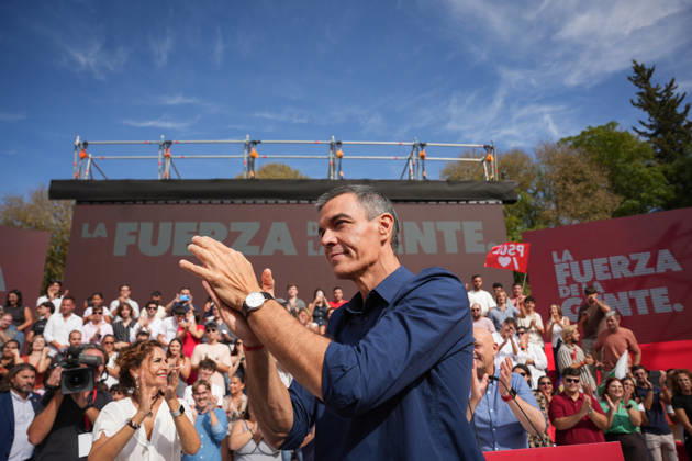 Pedro Sánchez Participates in the First Pre-Campaign Event in Dos Hermanas, Seville Photo of the Secretary-General of the PSOE and President of the Government, Pedro Sánchez, at the first pre-campaign event for the November 29 elections. October 10, 2026, in Dos Hermanas, Seville, Andalusia, Spain The event was also attended by the Secretary-General of the PSOE in Andalusia, María Jesús Montero, and the mayor of Dos Hermanas and Secretary of Organization for the PSOE in Andalusia, Francisco Rodríguez October 10, 2026 María José Ló Dos Hermanas, Seville Dos Hermanas, Seville, Spain Copyright: xMariaxJosà xLopezx 7834553