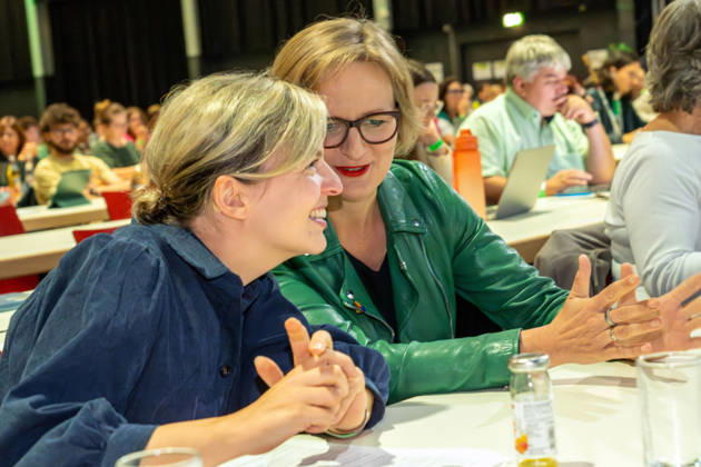 Franziska Brantner, (rechts), Bundesvorsitzende der GRÜNEN, im Gespräch mit Katharina Schulze, Fraktionsvorsitzende im Bayer. Landtag, Landesparteitag der GRÜNEN, Landshut, 10. Oktober 2026 Deutschland, Landshut, 10. Oktober 2026, Landesparteitag der bayerischen GRÜNEN, Franziska Brantner, (rechts), Bundesvorsitzende der GRÜNEN, im Gespräch mit Katharina Schulze, Fraktionsvorsitzende im Bayerischen Landtag, Thema des Parteitags: Wie können wir unsere Freiheit sichern?, Sparkassen Arena, Landshut