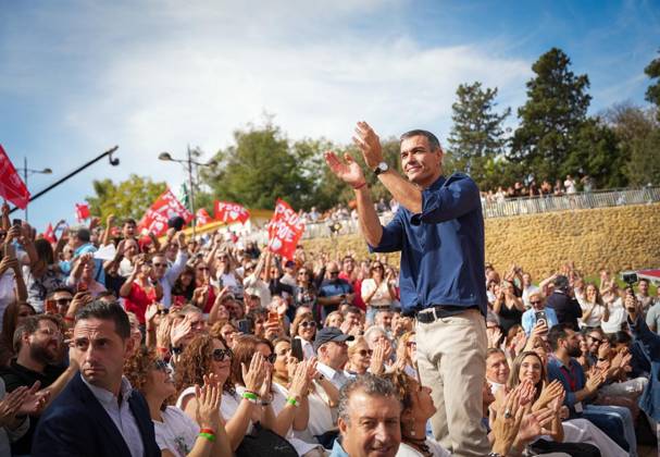 Pedro Sánchez Participates in the First Pre-Campaign Event in Dos Hermanas, Seville. Photo of the PSOE Secretary-General and Prime Minister, Pedro Sánchez, at the first pre-campaign event for the November 29 elections. October 10, 2026, in Dos Hermanas, Seville, Andalusia, Spain The event was also attended by the Secretary-General of the PSOE in Andalusia, María Jesús Montero, and the mayor of Dos Hermanas and Secretary of Organization for the PSOE in Andalusia, Francisco Rodríguez October 10, 2026 María José Ló Dos Hermanas, Seville Dos Hermanas, Seville, Spain Copyright: xMariaxJosà xLopezx 7834561