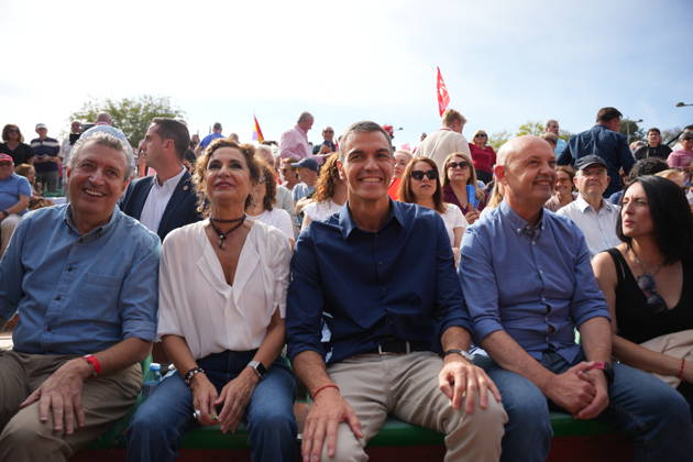 Pedro Sánchez participates in the first pre-campaign event in Dos Hermanas, Seville. Photo showing the Secretary General of the PSOE and Prime Minister, Pedro Sánchez (c), the Secretary General of the PSOE (A), María Jesús Montero (2i), the mayor of Dos Hermanas and Secretary of Organization of the PSOE (A), Francisco Rodríguez (2d), and the Secretary-General of the PSOE in Seville, Javier Fernández i, at the first pre-campaign event for the November 29 elections A on October 10, 2026, in Dos Hermanas, Seville, Andalusia, Spain October 10, 2026 María José Ló Dos Hermanas, Seville Dos Hermanas, Seville Spain Copyright: xMariaxJosà xLopezx 7834584
