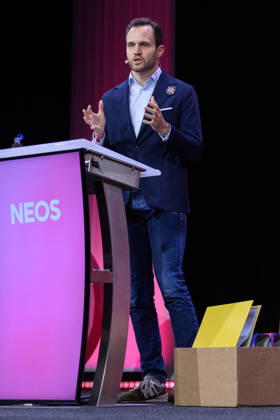 photonews.at - Linz, 10.10.2026. Mitgliederversammlung der NEOS in Design Center Linz. NEOS stellt das Treffen unter das Motto Sparen im System . PHOTO: Abg. Felix Eypeltauer (NEOS) NEOS General Assembly at Design Center Linz. Regierungskoalition, Dreierkoalition, Koalition, Reformpolitik, Reformagenda, Verwaltungsreform, Bürokratieabbau, Sparpolitik, Budgetpolitik, Budgetkonsolidierung, Staatsausgaben, Politikerprivilegien, Parteienförderung, Förderwesen Mitgliederversammlung der NEOS in Linz