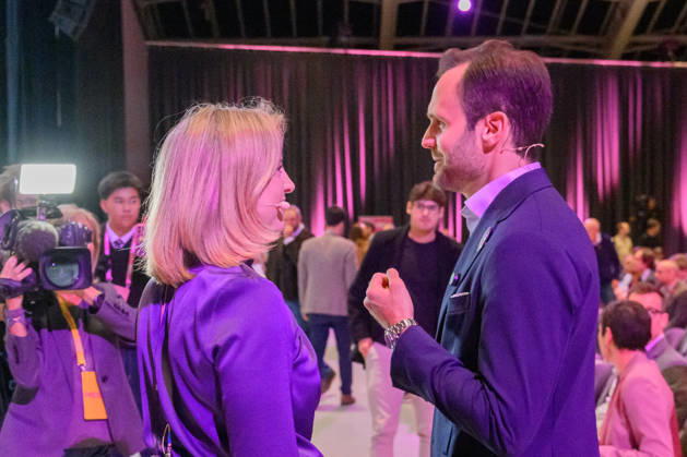photonews.at - Linz, 10.10.2026. Mitgliederversammlung der NEOS in Design Center Linz. NEOS stellt das Treffen unter das Motto Sparen im System . PHOTO: Aussenministerin Beate Meinl-Reisinger (NEOS) und Abg. Felix Eypeltauer (NEOS) NEOS General Assembly at Design Center Linz. Regierungskoalition, Dreierkoalition, Koalition, Reformpolitik, Reformagenda, Verwaltungsreform, Bürokratieabbau, Sparpolitik, Budgetpolitik, Budgetkonsolidierung, Staatsausgaben, Politikerprivilegien, Parteienförderung, Förderwesen Mitgliederversammlung der NEOS in Linz