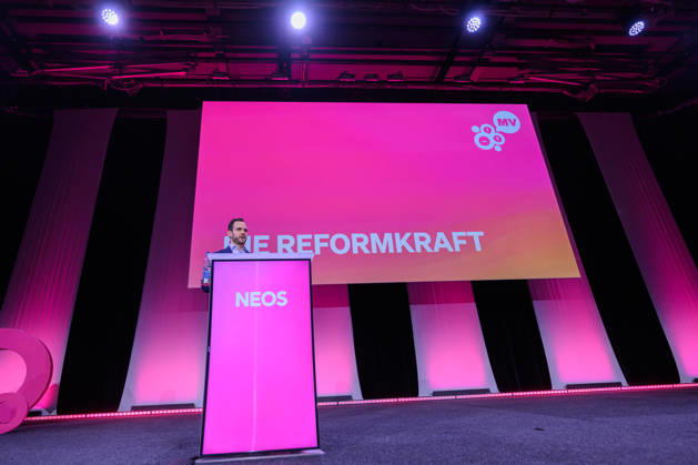 photonews.at - Linz, 10.10.2026. Mitgliederversammlung der NEOS in Design Center Linz. NEOS stellt das Treffen unter das Motto Sparen im System . PHOTO: Abg. Felix Eypeltauer (NEOS) NEOS General Assembly at Design Center Linz. Regierungskoalition, Dreierkoalition, Koalition, Reformpolitik, Reformagenda, Verwaltungsreform, Bürokratieabbau, Sparpolitik, Budgetpolitik, Budgetkonsolidierung, Staatsausgaben, Politikerprivilegien, Parteienförderung, Förderwesen Mitgliederversammlung der NEOS in Linz