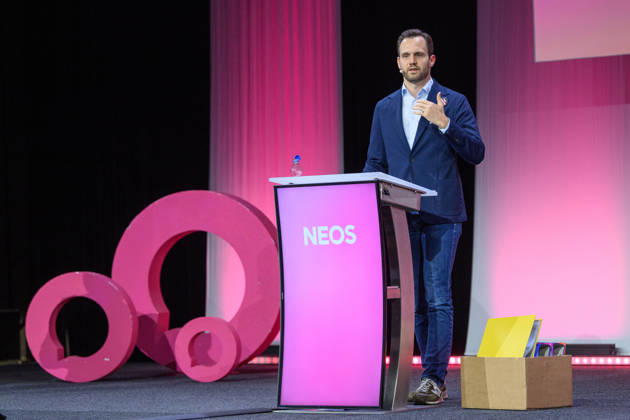 photonews.at - Linz, 10.10.2026. Mitgliederversammlung der NEOS in Design Center Linz. NEOS stellt das Treffen unter das Motto Sparen im System . PHOTO: Abg. Felix Eypeltauer (NEOS) NEOS General Assembly at Design Center Linz. Regierungskoalition, Dreierkoalition, Koalition, Reformpolitik, Reformagenda, Verwaltungsreform, Bürokratieabbau, Sparpolitik, Budgetpolitik, Budgetkonsolidierung, Staatsausgaben, Politikerprivilegien, Parteienförderung, Förderwesen Mitgliederversammlung der NEOS in Linz