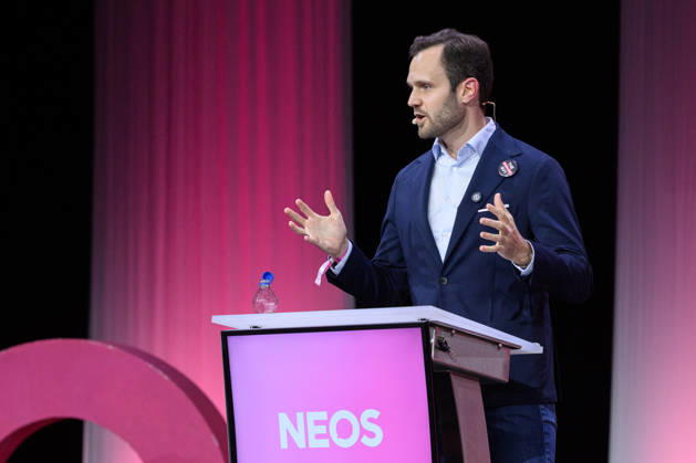 photonews.at - Linz, 10.10.2026. Mitgliederversammlung der NEOS in Design Center Linz. NEOS stellt das Treffen unter das Motto Sparen im System . PHOTO: Abg. Felix Eypeltauer (NEOS) NEOS General Assembly at Design Center Linz. Regierungskoalition, Dreierkoalition, Koalition, Reformpolitik, Reformagenda, Verwaltungsreform, Bürokratieabbau, Sparpolitik, Budgetpolitik, Budgetkonsolidierung, Staatsausgaben, Politikerprivilegien, Parteienförderung, Förderwesen Mitgliederversammlung der NEOS in Linz