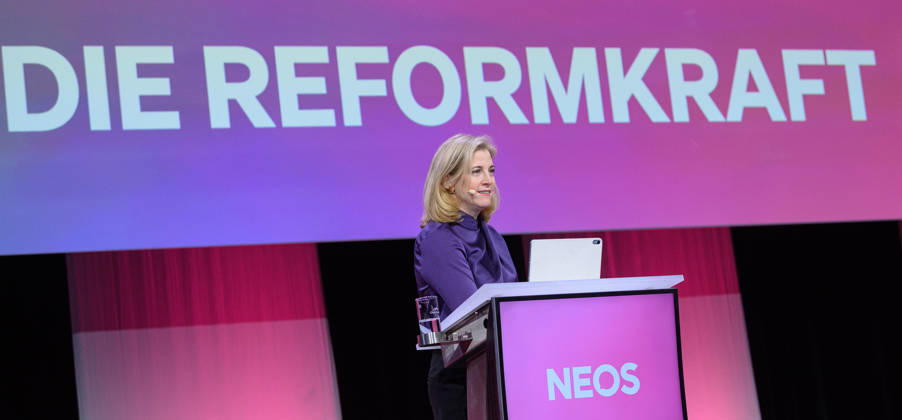 photonews.at - Linz, 10.10.2026. Mitgliederversammlung der NEOS in Design Center Linz. NEOS stellt das Treffen unter das Motto Sparen im System . PHOTO: Aussenministerin Beate Meinl-Reisinger (NEOS) NEOS General Assembly at Design Center Linz. Regierungskoalition, Dreierkoalition, Koalition, Reformpolitik, Reformagenda, Verwaltungsreform, Bürokratieabbau, Sparpolitik, Budgetpolitik, Budgetkonsolidierung, Staatsausgaben, Politikerprivilegien, Parteienförderung, Förderwesen Mitgliederversammlung der NEOS in Linz