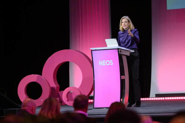 photonews.at - Linz, 10.10.2026. Mitgliederversammlung der NEOS in Design Center Linz. NEOS stellt das Treffen unter das Motto Sparen im System . PHOTO: Aussenministerin Beate Meinl-Reisinger (NEOS) NEOS General Assembly at Design Center Linz. Regierungskoalition, Dreierkoalition, Koalition, Reformpolitik, Reformagenda, Verwaltungsreform, Bürokratieabbau, Sparpolitik, Budgetpolitik, Budgetkonsolidierung, Staatsausgaben, Politikerprivilegien, Parteienförderung, Förderwesen Mitgliederversammlung der NEOS in Linz