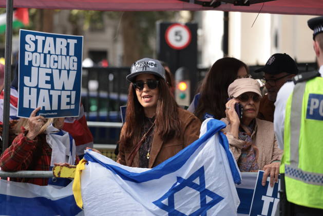 Image Licensed to Parsons Media. 10 10 2026. London, United Kingdom. Palestine Coalition Protest. Palestine Coalition protest march through London, with zionist counter protesters gathered outside New Scotland Yard.  Copyright: xMartynxWheatleyx xParsonsxMediax PAR-9243-0004